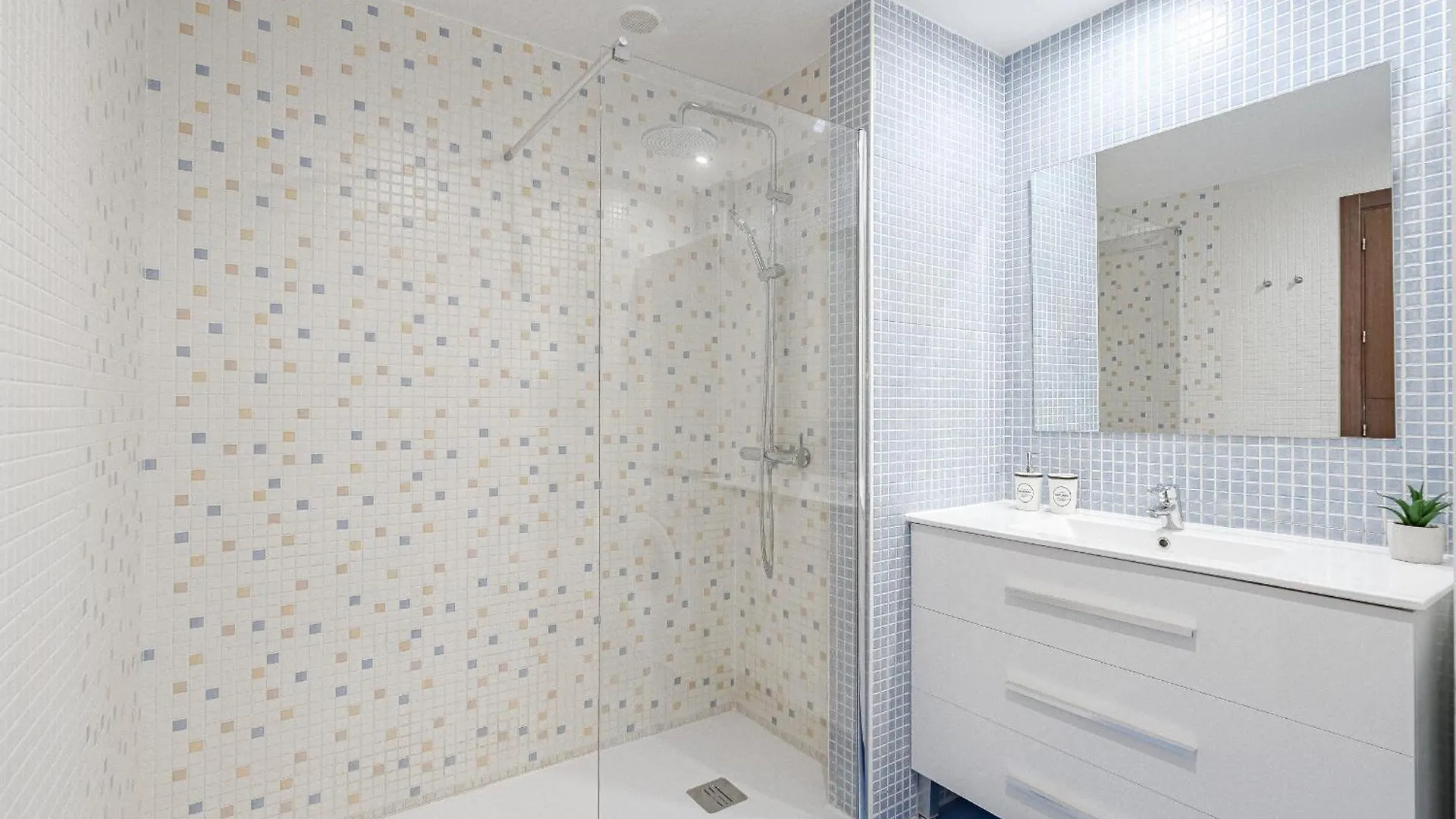 Beautiful Renovated Apartment With Terrace And Air Condition In Mocan 4 Palm Mar  滨海帕尔姆