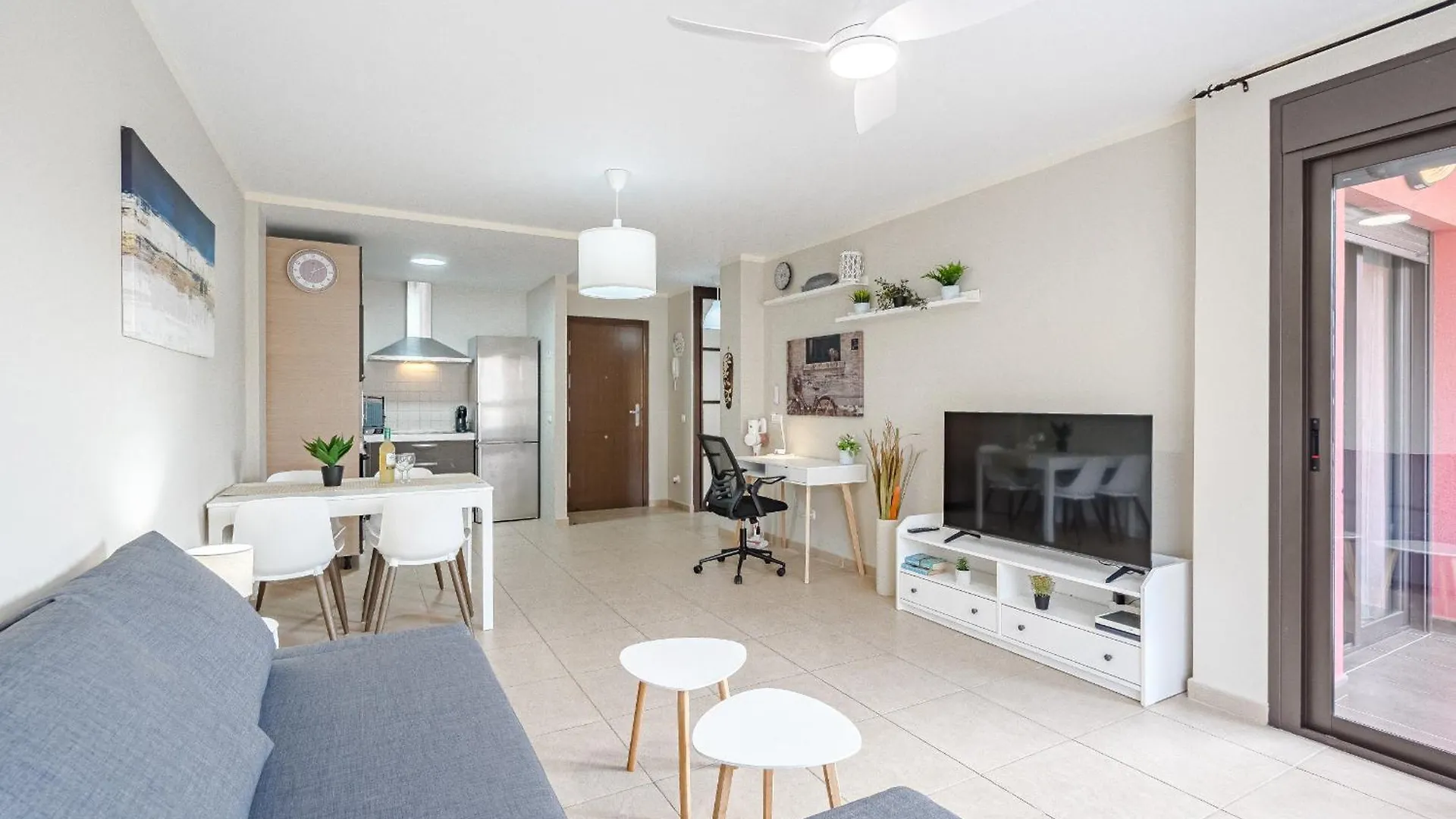 Beautiful Renovated Apartment With Terrace And Air Condition In Mocan 4 Palm Mar Spanje