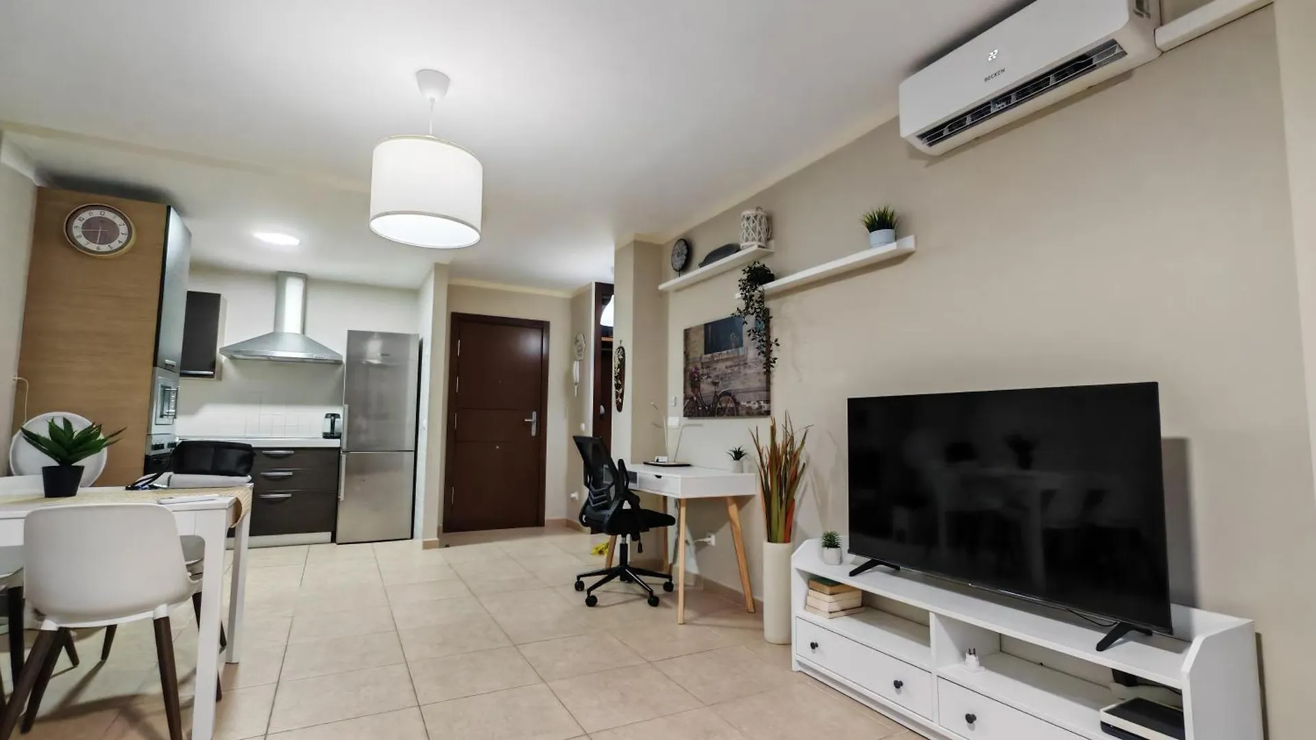 Beautiful Renovated Apartment With Terrace And Air Condition In Mocan 4 Palm Mar Spanje